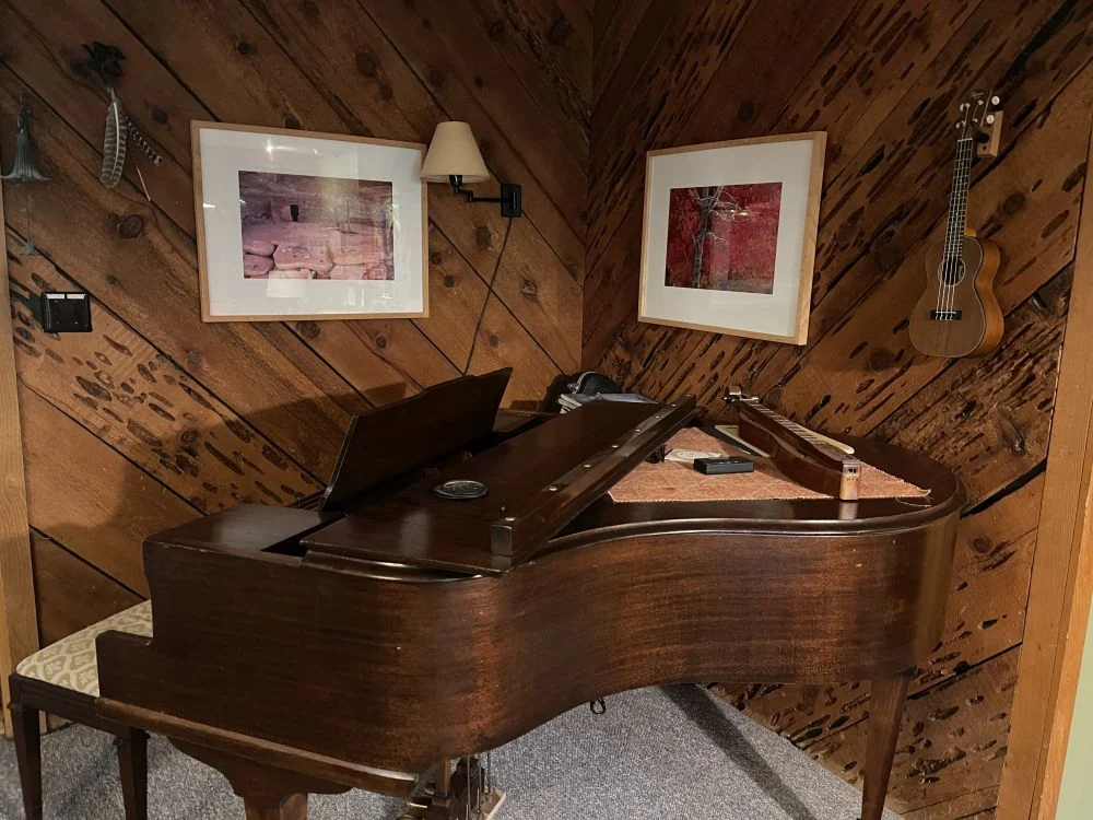The piano lounge at Country Sunshine Bed & Breakfast